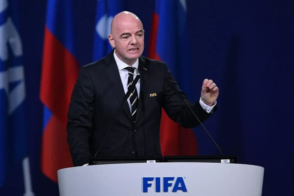 Скандал на ЧС-2026: президент ФІФА і прем’єр-міністр Канади залишили автографи на російському прапорі (відео)