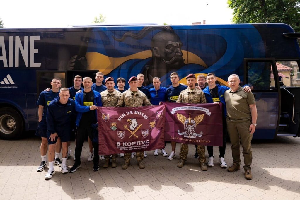 Збірна України з футболу відвідала військовий шпиталь