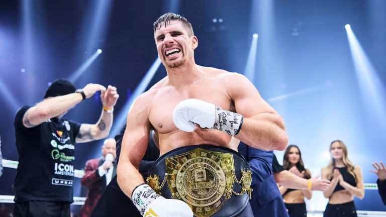 Верховен вошел в рейтинги WBC и WBA после поражения от Усика