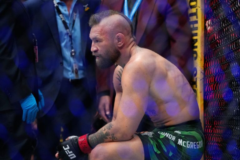 Макгрегор зазнав дострокової поразки від Голловея на UFC 329 через травму ноги (відео)