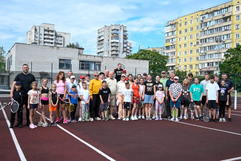 В Каменском прошел яркий семейный теннисный праздник «Мама, папа и я»