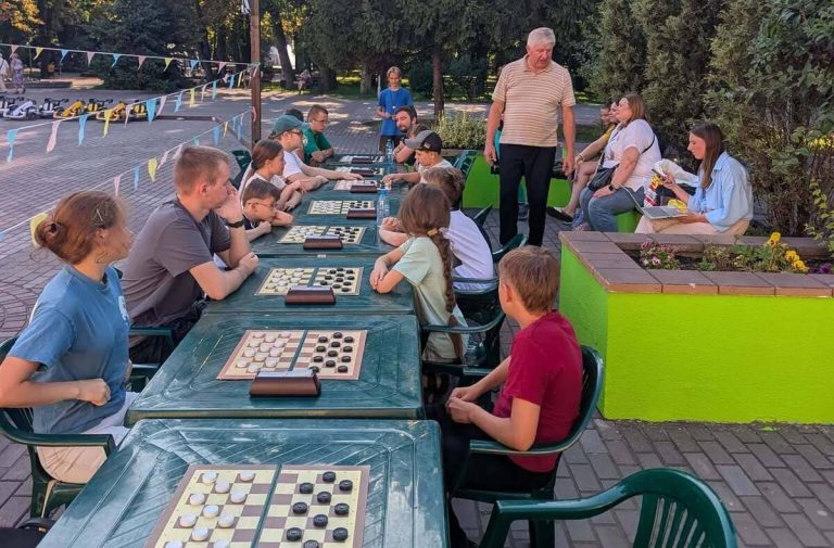 «Кам’янчанам – кам’яні м’язи!»: определились финалисты летнего первенства по шашкам-64