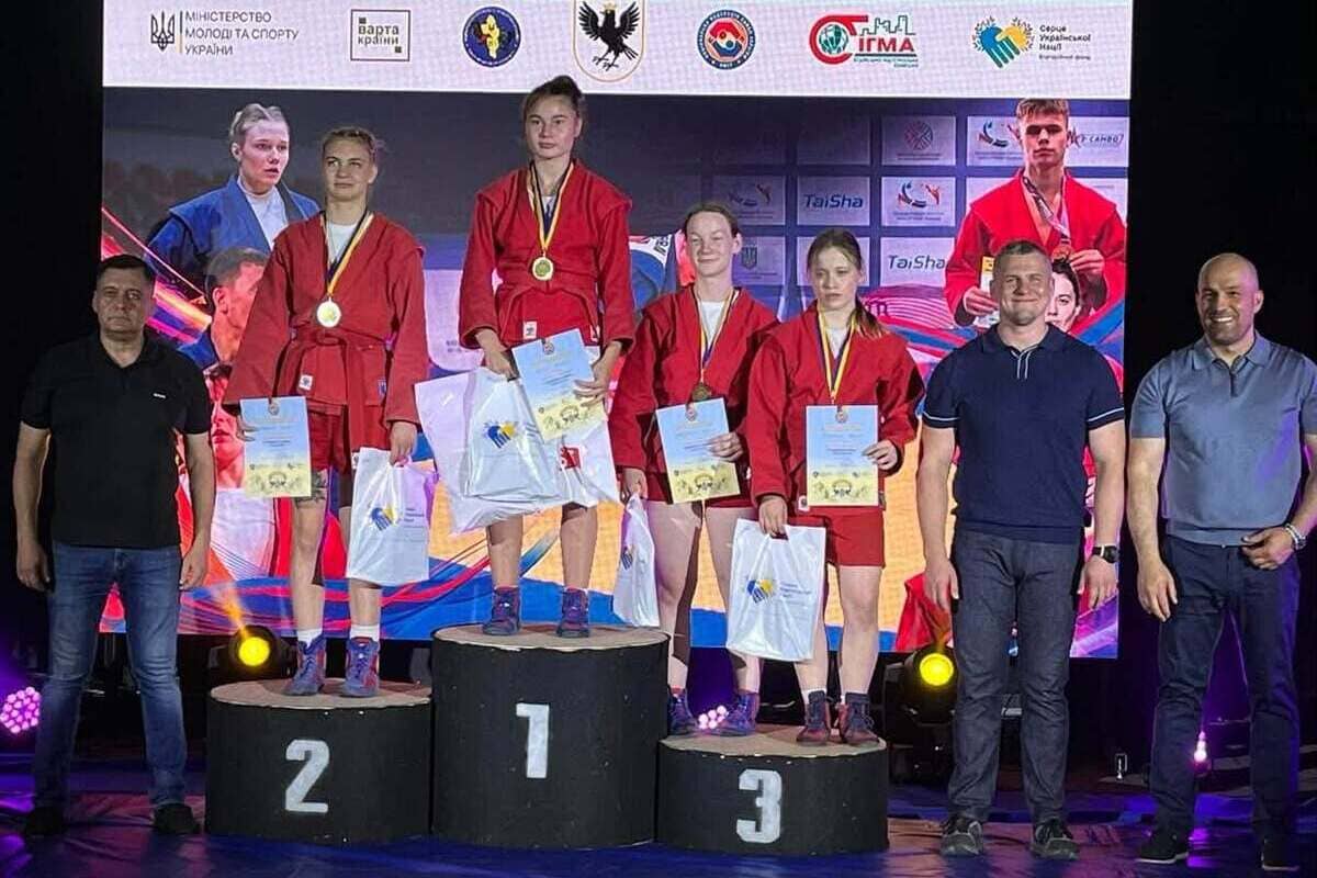 Криворізькі спортсменки вибороли чотири медалі Кубку України з самбо