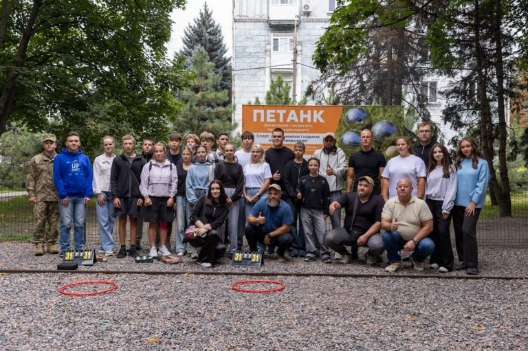 В Каменском молодежь знакомилась с петанком вместе с ветеранами