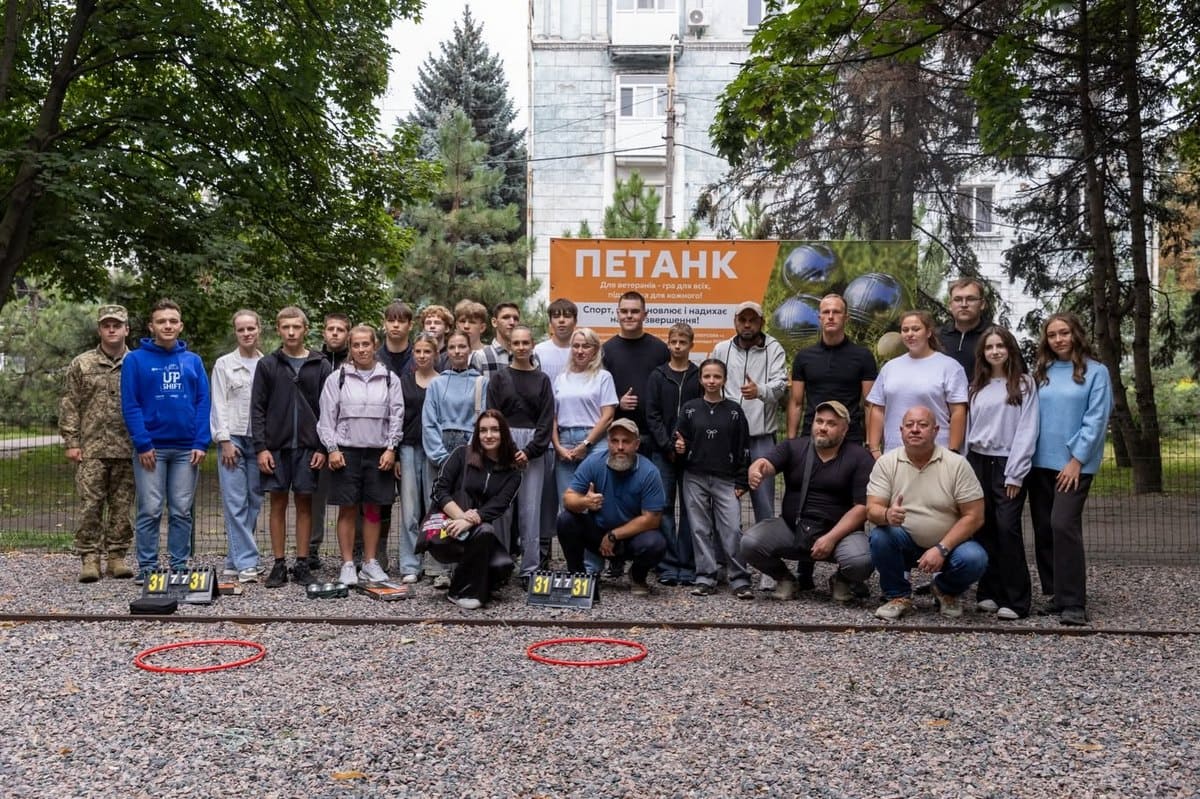 В Каменском молодежь знакомилась с петанком вместе с ветеранами