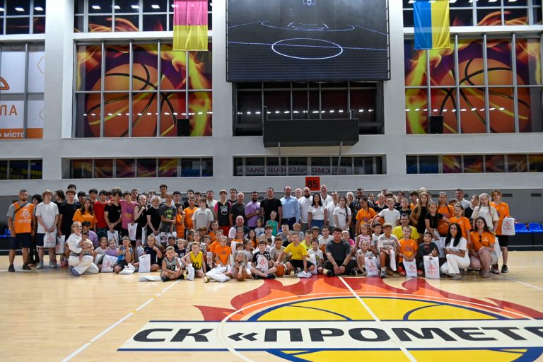 “I can do all things”: у Кам’янському стартувала друга зміна літнього баскетбольного табору
