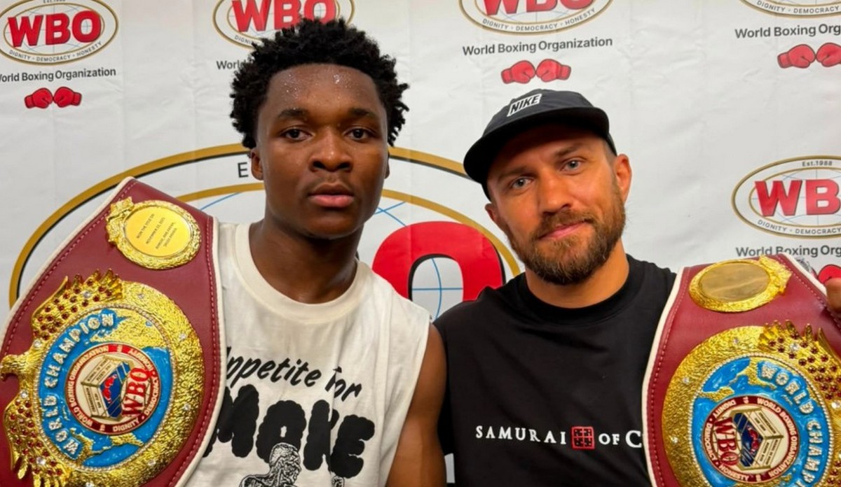 Василь Ломаченко вручив чемпіонський пояс новому чемпіону світу WBO