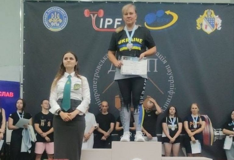 Тренерка кам’янської ДЮФШ “Надія” стала чемпіонкою області з пауерліфтингу