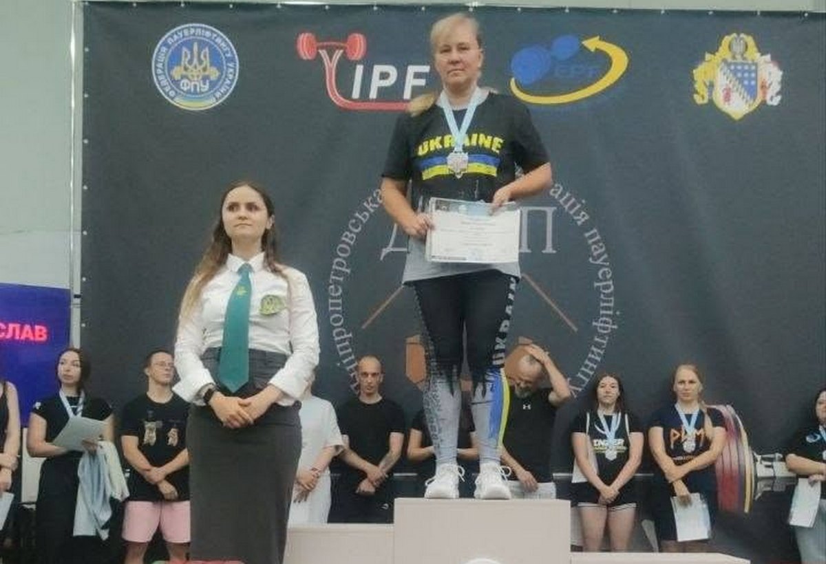 Тренерка кам’янської ДЮФШ “Надія” стала чемпіонкою області з пауерліфтингу