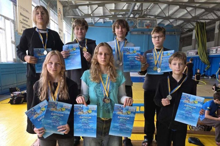 Пловцы из Кривого Рога собрали урожай наград на районном кубке